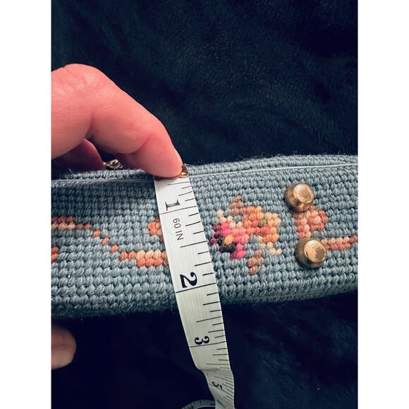 VINTAGE SIXTIES BLUE NEEDLEPOINT BAG W/ CHAIN HANDLE - Picture 5 of 9